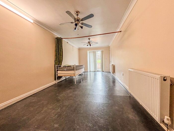 1 Bedroom Flat To Rent In Chiltern Avenue, High Wycombe, HP12