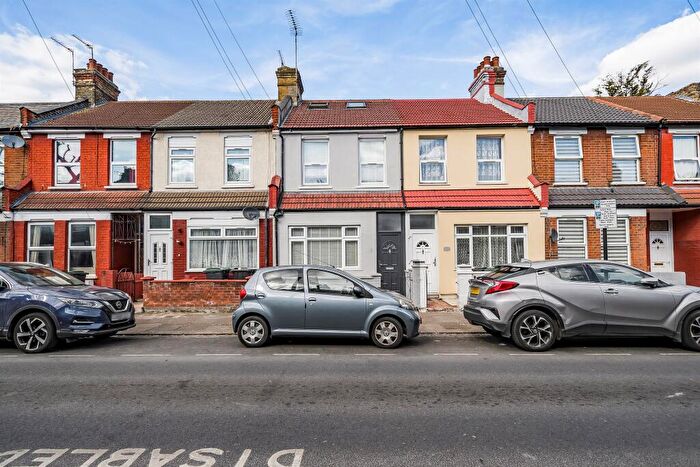 4 Bedroom House To Rent In Thackeray Avenue, Tottenham, N17