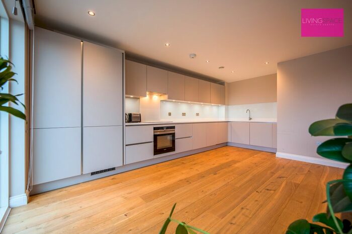 3 Bedroom Flat To Rent In Holloway Road, London, N19
