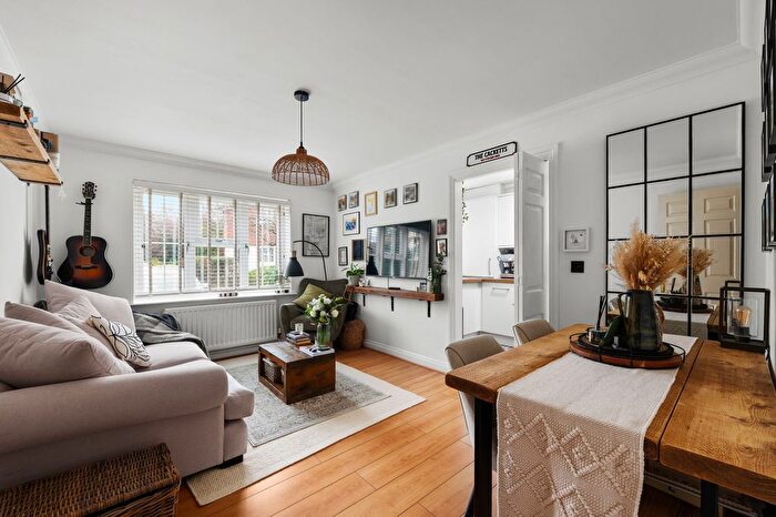 2 Bedroom Maisonette For Sale In Oaktree Walk, Caterham, CR3