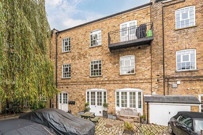 2 Bedroom Flat For Sale In Welmar Mews, London, SW4