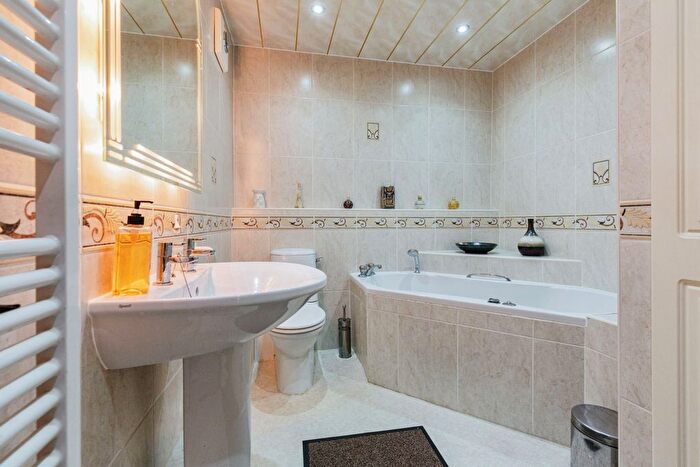 2 Bedroom Flat For Sale In North Promenade, Lytham St. Annes, Lancashire, FY8