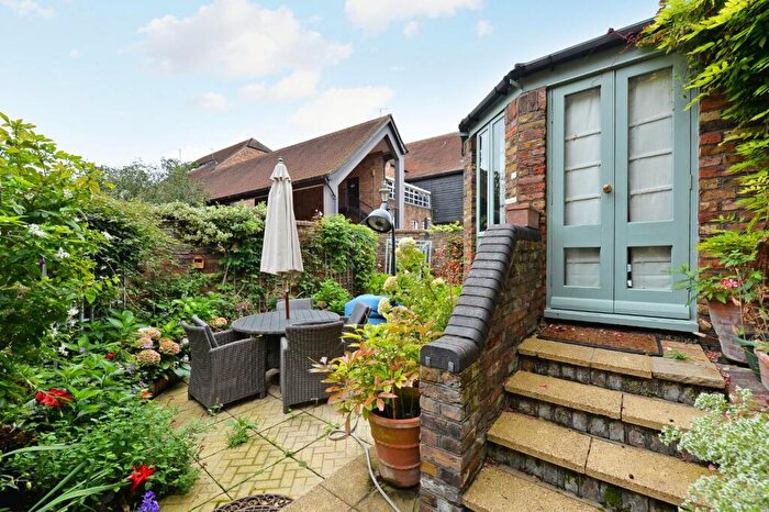 2 Bedroom End Of Terrace House For Sale In Mews Street, London, E1W