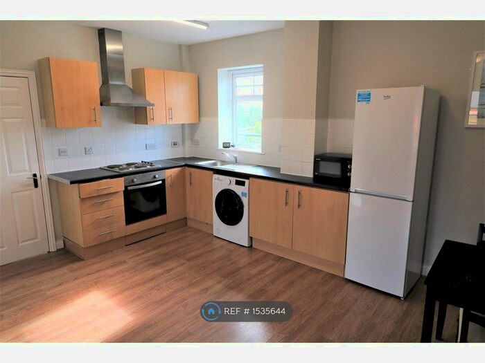 2 Bedroom Flat To Rent In Mallaby Court, Birkenhead, CH41