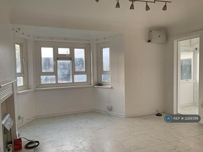 2 Bedroom Flat To Rent In Chingford Lane, Woodford Green, IG8