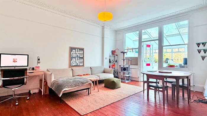 2 Bedroom Flat For Sale In Kings Avenue, Muswell Hill, N10