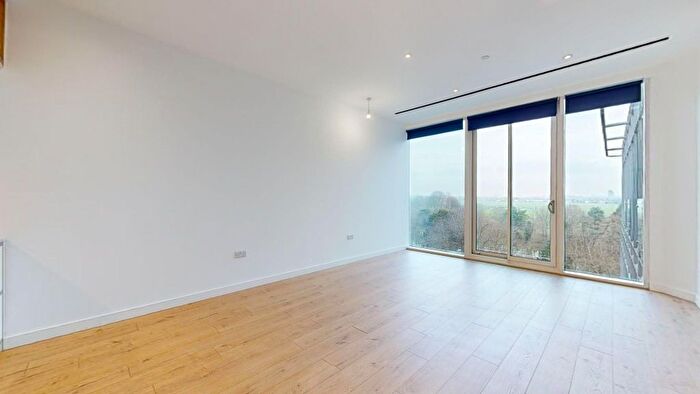 1 Bedroom Flat To Rent In Great West Road, Brentford, TW8