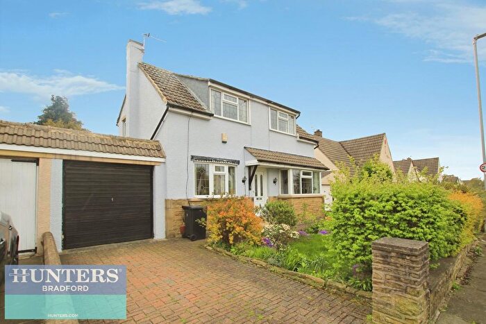 3 Bedroom Link Detached House For Sale In Tyersal Court Bradford, BD4