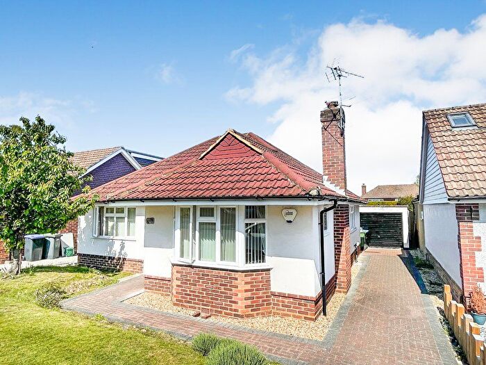 2 Bedroom Bungalow For Sale In Sandalwood Avenue, Chertsey, KT16