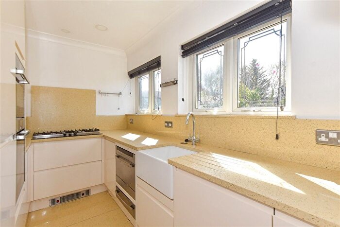 2 Bedroom Flat For Sale In High Street, Hornchurch, Essex, RM12