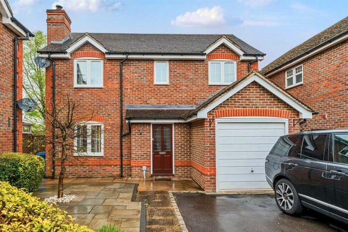 4 Bedroom Detached House For Sale In Arlott Close, Eversley, Hook, RG27