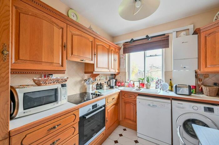 4 Bedroom Flat For Sale In Balham Hill, Clapham South, London, SW12