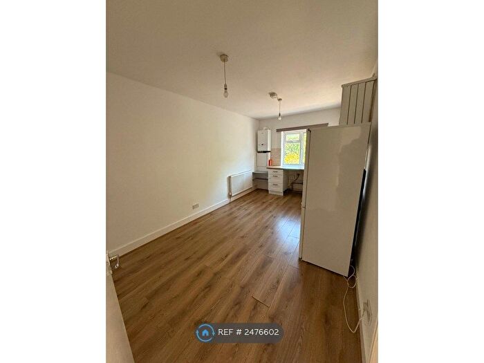 2 Bedroom Flat To Rent In Nant Road, London, NW2