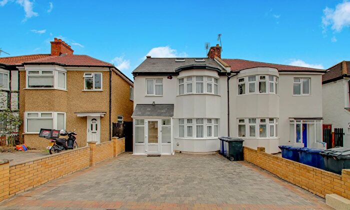 4 Bedroom Semi-detached House For Sale In Highfield Avenue, Greenford, UB6