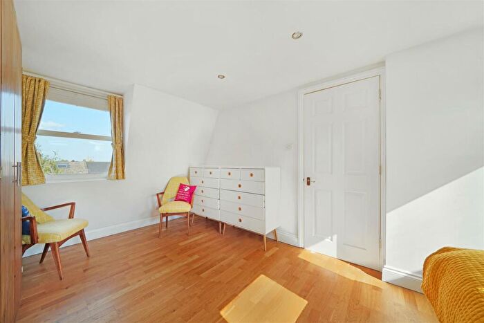 2 Bedroom Flat For Sale In Ferntower Road, London, N5