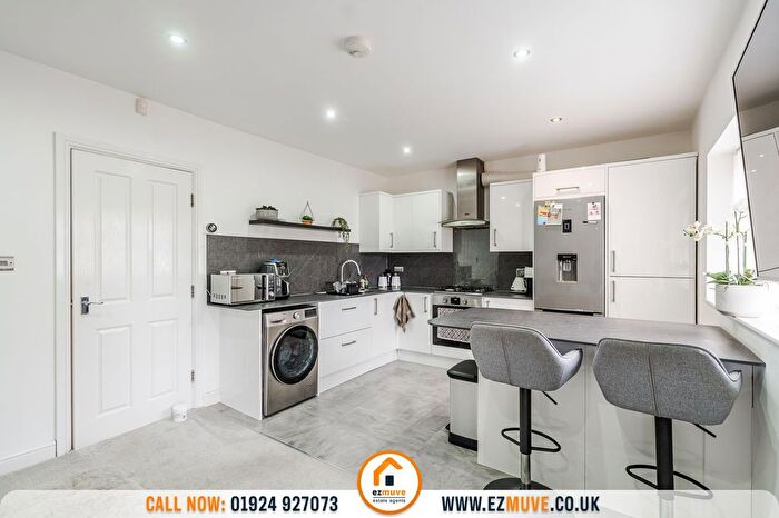 2 Bedroom Flat For Sale In Alder Mews, Batley, WF17