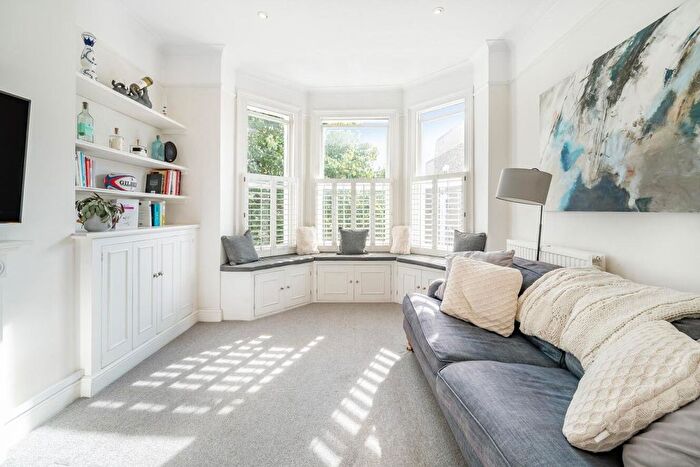 2 Bedroom Flat To Rent In Stormont Road, Battersea, London, SW11