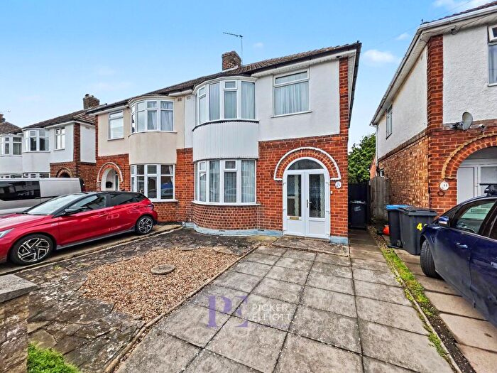 3 Bedroom Semi-Detached House For Sale In Barrie Road, Hinckley, LE10