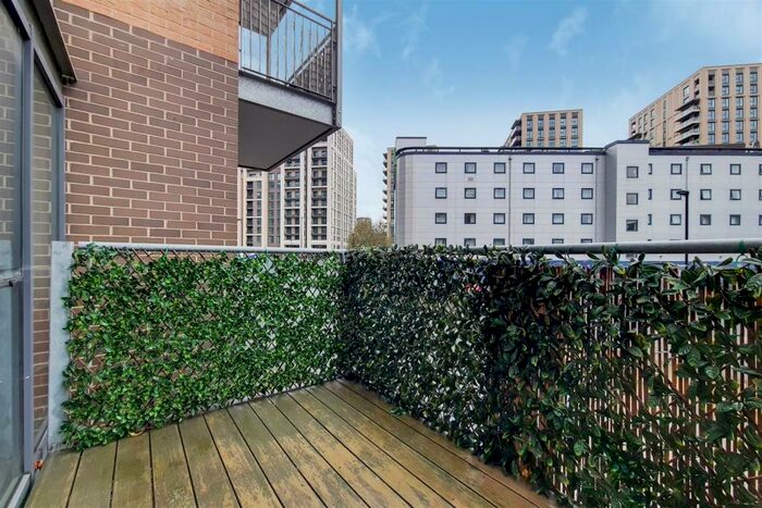 2 Bedroom Flat To Rent In Mercury House, Canning Town, E16