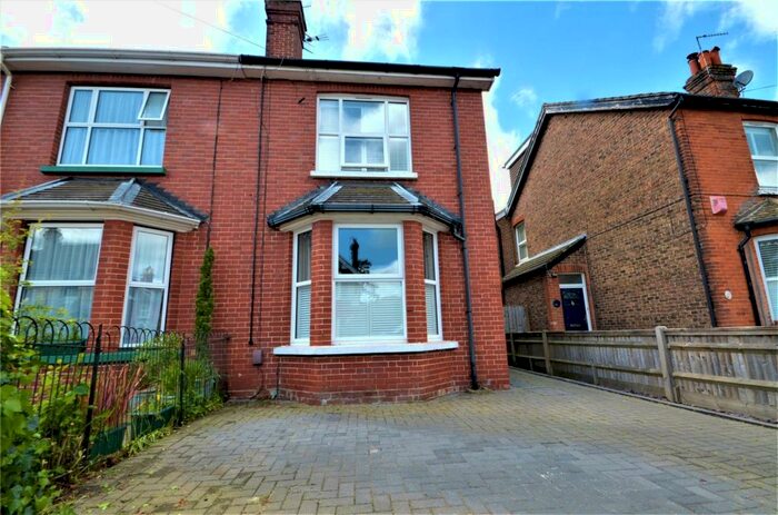 4 Bedroom Semi-Detached House To Rent In Horley, Surrey, RH6