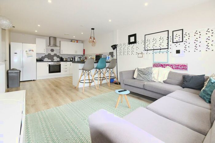 5 Bedroom Flat To Rent In Corner House, Cathays, CF24