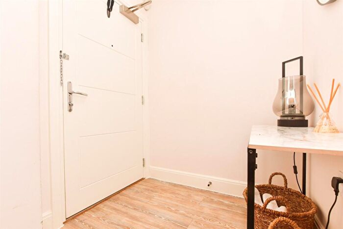 1 Bedroom Flat For Sale In William Way, Godstone, Surrey, RH9
