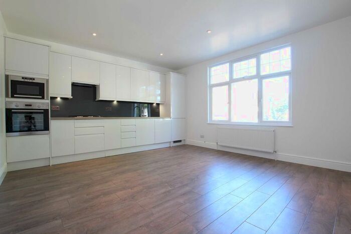 3 Bedroom Flat To Rent In Northfield Avenue, London, W13