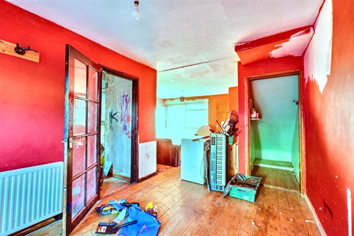 3 Bedroom End Of Terrace House For Sale In Hamilton Gardens, Nottingham, NG5