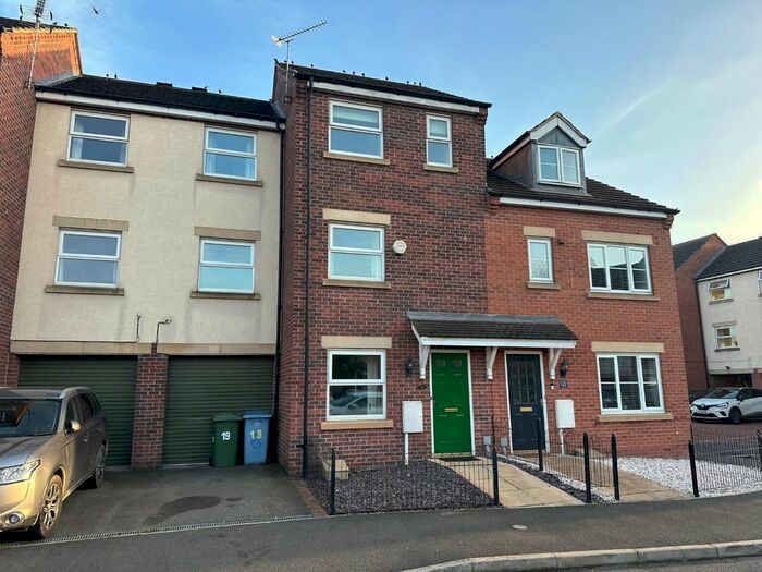 4 Bedroom Town House To Rent In Gala Way, Retford, Nottinghamshire, DN22