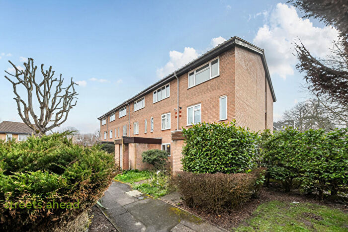 2 Bedroom Apartment For Sale In Anselm Close, Croydon, CR0