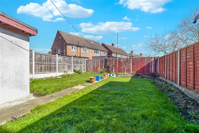 3 Bedroom Semi-detached House For Sale In Hall Crescent, Aveley, South Ockendon, Essex, RM15
