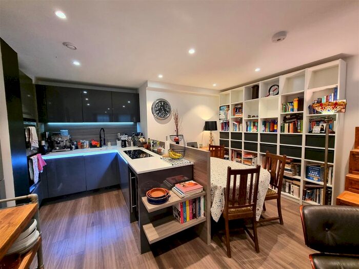 3 Bedroom Flat To Rent In Buckhold Road, Wandsworth, London, SW18