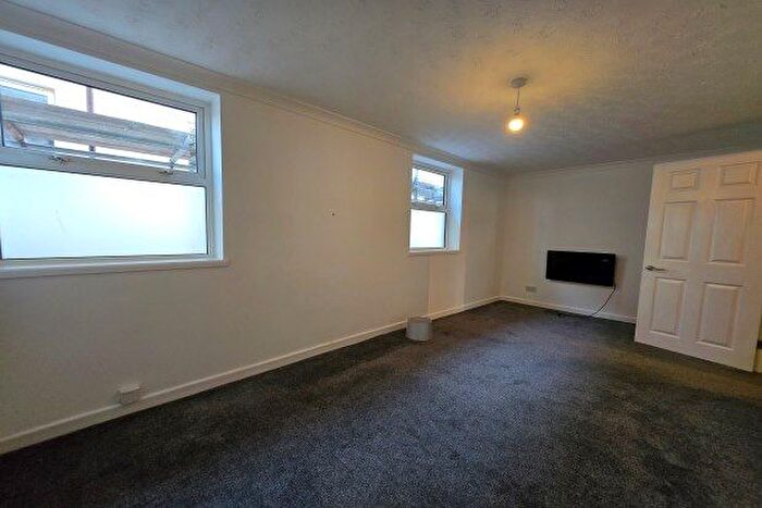 2 Bedroom Flat To Rent In West Cliff, Dawlish, EX7