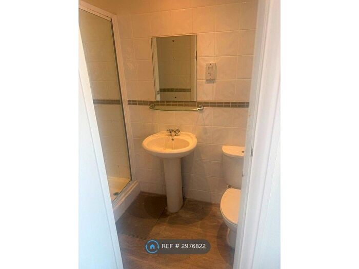 3 Bedroom Flat To Rent In Gloucester Court, London, NW11