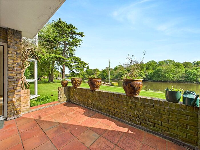 3 Bedroom Flat To Rent In Stoneydeep, Teddington, TW11