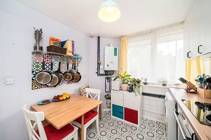 3 Bedroom Maisonette For Sale In Carey Gardens, Battersea, SW8 - Photo 3