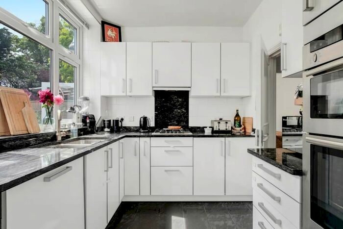 3 Bedroom Flat To Rent In Hoop Lane, Golders Green, NW11