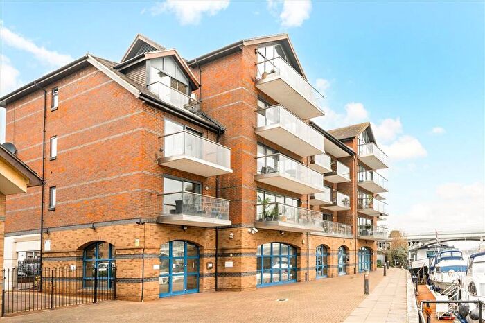 2 Bedroom Flat For Sale In Becketts Place, Teddington, KT1