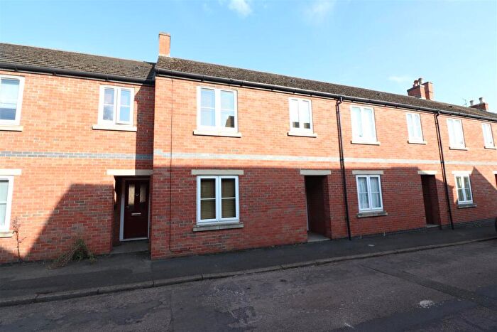 2 Bedroom House To Rent In Commercial Street, Higham Ferrers, NN10