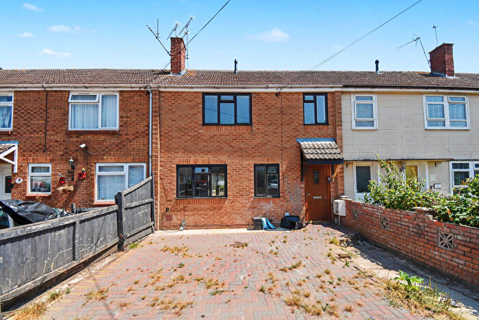 3 Bedroom Terraced House For Sale In Naunton Road, Swindon, SN3