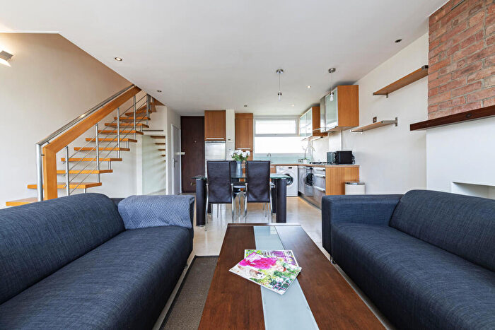 3 Bedroom Flat To Rent In Westbridge Road, London, SW11