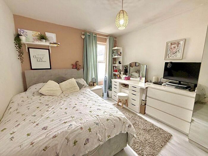 3 Bedroom End Of Terrace House For Sale In Downs Road, Dunstable, LU5