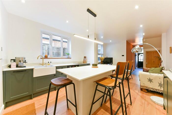 2 Bedroom Maisonette For Sale In Byegrove Road, Colliers Wood, SW19