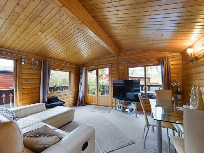 2 Bedroom Detached House To Rent In The Walled Garden, Harleyford Estate, SL7
