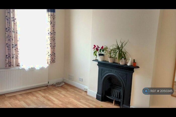 2 Bedroom Flat To Rent In Bowes Road, London, N13