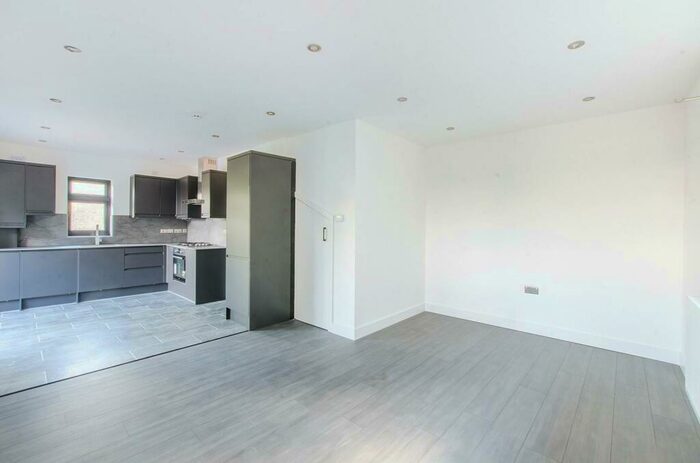 2 Bedroom Flat To Rent In Sweeps Lane, Orpington, BR5