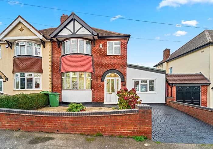 4 Bedroom Semi Detached House For Sale In Wrens Avenue, Tipton, West Midlands, DY4