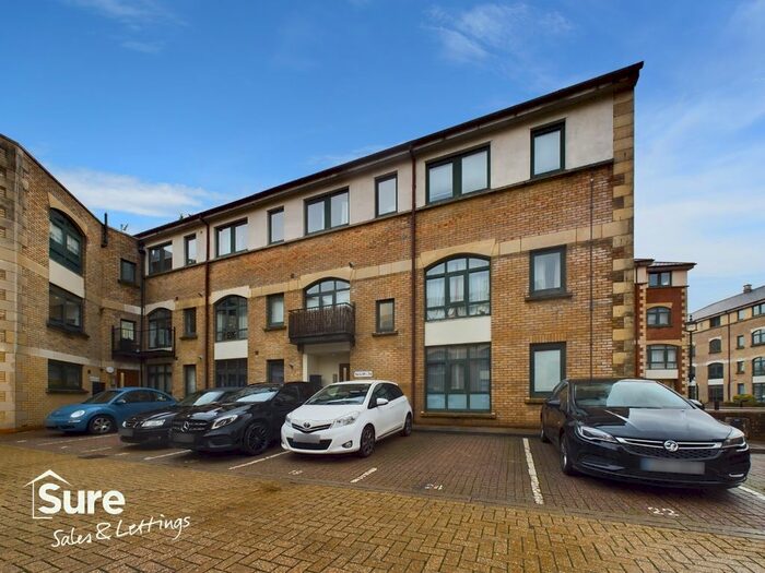 2 Bedroom Flat To Rent In Windsor Court, Corner Hall, Hemel Hempstead, HP3