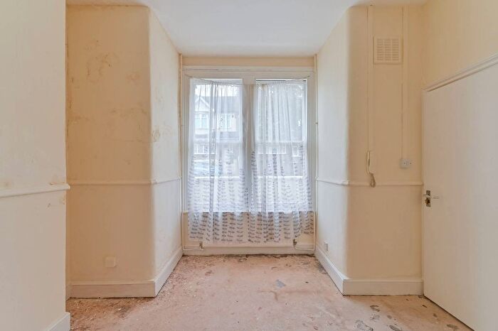 3 Bedroom End Of Terrace House For Sale In Nyon Grove, Catford, London, SE6