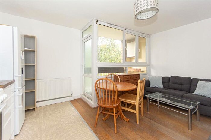 4 Bedroom Flat To Rent In Batten Street, SW11